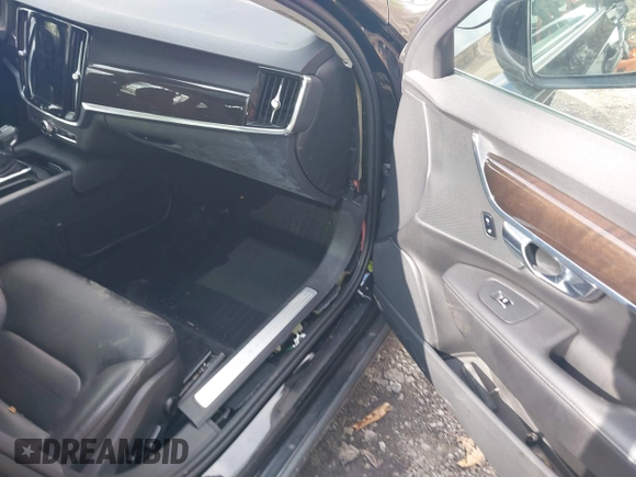 2018 Volvo S90 Momentum with VIN LVY982MK6JP036297, listed as a IAAI auction lot 42094817 with 285,693 mi miles. Bid and sale history available at carsss.com. Image 5.