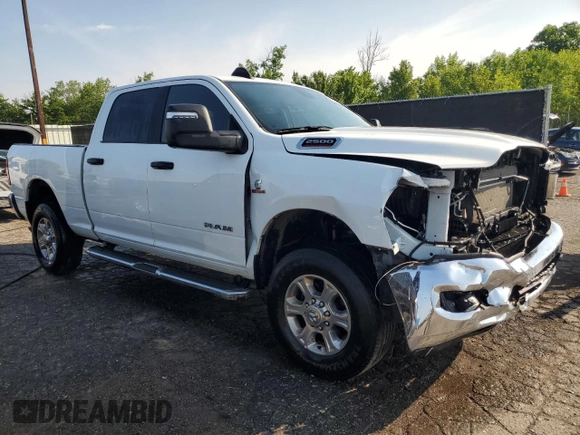 2024 Ram 2500 Big Horn z VIN 3C6UR5DL4RG244839, wystawiony jako Copart lot #61652285 z przebiegiem 36 450 mil mil oraz Czysty tytuł • Clean title. Historia ofert i sprzedaży dostępna na DreamBid. Obrazek 4.