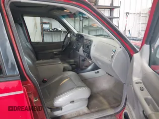 1998 Ford Explorer XLT z VIN 1FMZU35P3WUA50049, wystawiony jako IAAI lot #42239678 z przebiegiem 159 126 mil mil oraz . Historia ofert i sprzedaży dostępna na DreamBid. Obrazek 5.