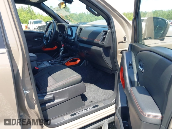 2023 Nissan Frontier Pro-4X z VIN 1N6ED1EK1PN602636, wystawiony jako IAAI lot #42018405 z przebiegiem 58 012 mil mil oraz . Historia ofert i sprzedaży dostępna na DreamBid. Obrazek 5.