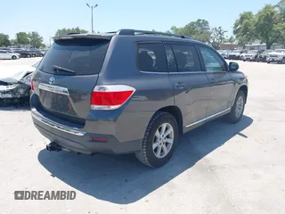 2013 Toyota Highlander z VIN 5TDZK3EH5DS124401, wystawiony jako IAAI lot #42133758 z przebiegiem 131 405 mil mil oraz . Historia ofert i sprzedaży dostępna na DreamBid. Obrazek 4.