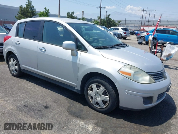 2009 Nissan Versa S z VIN 3N1BC13E19L355632, wystawiony jako IAAI lot #42444365 z przebiegiem 167 792 mil mil oraz . Historia ofert i sprzedaży dostępna na DreamBid. Obrazek 1.