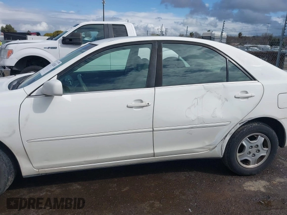 2002 Toyota Camry XLE z VIN 4T1BF30KX2U035422, wystawiony jako IAAI lot #41762363 z przebiegiem 220 465 mil mil oraz . Historia ofert i sprzedaży dostępna na DreamBid. Obrazek 14.