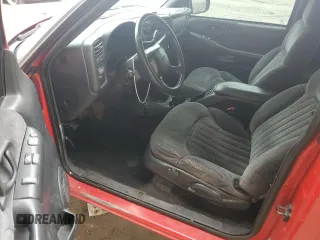 2001 Chevrolet Blazer LS z VIN 1GNCT18W71K247094, wystawiony jako Copart lot #53748065 z przebiegiem 145 695 mil mil oraz Szkoda całkowita • Salvage title. Historia ofert i sprzedaży dostępna na DreamBid. Obrazek 8.