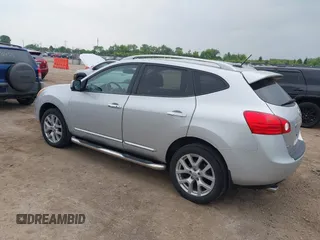 2011 Nissan Rogue SV z VIN JN8AS5MV8BW679232, wystawiony jako IAAI lot #42508786 z przebiegiem 129 632 mil mil oraz . Historia ofert i sprzedaży dostępna na DreamBid. Obrazek 3.