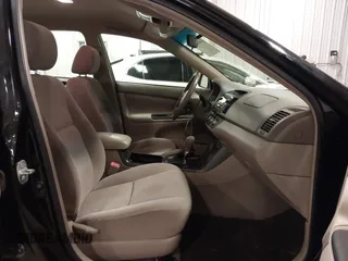 2005 Toyota Camry STD z VIN 4T1BE32K75U591725, wystawiony jako IAAI lot #42407471 z przebiegiem 180 756 mil mil oraz . Historia ofert i sprzedaży dostępna na DreamBid. Obrazek 5.
