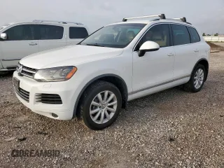 2012 Volkswagen Touareg Sport z VIN WVGEF9BP4CD007058, wystawiony jako Copart lot #56971745 z przebiegiem 181 221 mil mil oraz Tytuł czysty. Historia ofert i sprzedaży dostępna na DreamBid. Obrazek 1.