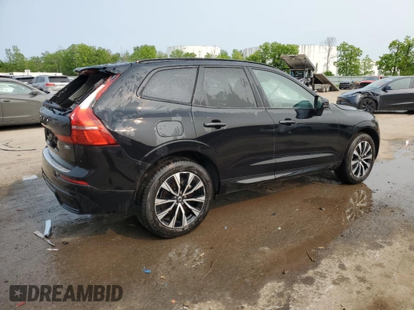 2025 Volvo XC60 Core z VIN YV4M12RJ7S1002361, wystawiony jako Copart lot #57670975 z przebiegiem 6 318 mil mil oraz Szkoda całkowita • Salvage title. Historia ofert i sprzedaży dostępna na DreamBid. Obrazek 3.