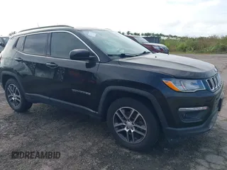 2019 Jeep Compass Latitude z VIN 3C4NJCBB2KT676877, wystawiony jako IAAI lot #40476887 z przebiegiem Nie podano mil oraz . Historia ofert i sprzedaży dostępna na DreamBid. Obrazek 1.