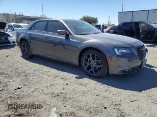 2022 Chrysler 300 S z VIN 2C3CCABG6NH154269, wystawiony jako Copart lot #50454985 z przebiegiem 50 538 mil mil oraz Szkoda całkowita • Salvage title. Historia ofert i sprzedaży dostępna na DreamBid. Obrazek 4.