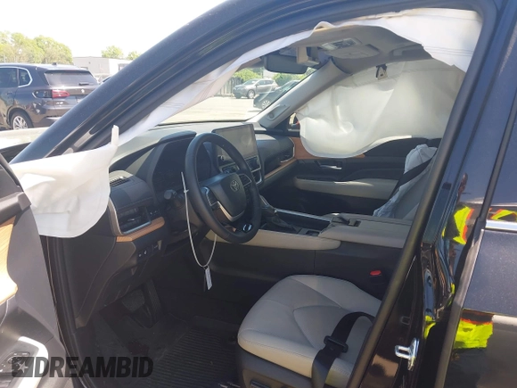 2024 Toyota Highlander XLE z VIN 5TDAAAB51RS058547, wystawiony jako IAAI lot #41967637 z przebiegiem 13 191 mil mil oraz . Historia ofert i sprzedaży dostępna na DreamBid. Obrazek 5.