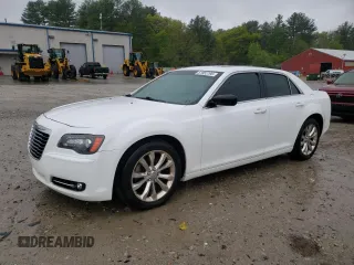 2013 Chrysler 300 S Glacier z VIN 2C3CCAGG0DH603694, wystawiony jako Copart lot #51952795 z przebiegiem 182 413 mil mil oraz Czysty tytuł • Clean title. Historia ofert i sprzedaży dostępna na DreamBid. Obrazek 1.