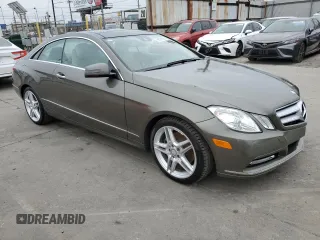 2013 Mercedes-Benz E 350 z VIN WDDKJ5KB5DF197712, wystawiony jako Copart lot #60521005 z przebiegiem 42 109 mil mil oraz Szkoda całkowita • Salvage title. Historia ofert i sprzedaży dostępna na DreamBid. Obrazek 4.