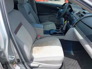 2012 Toyota Camry L z VIN 4T1BF1FK1CU026024, wystawiony jako IAAI lot #42318004 z przebiegiem 121 306 mil mil oraz . Historia ofert i sprzedaży dostępna na DreamBid. Obrazek 5.