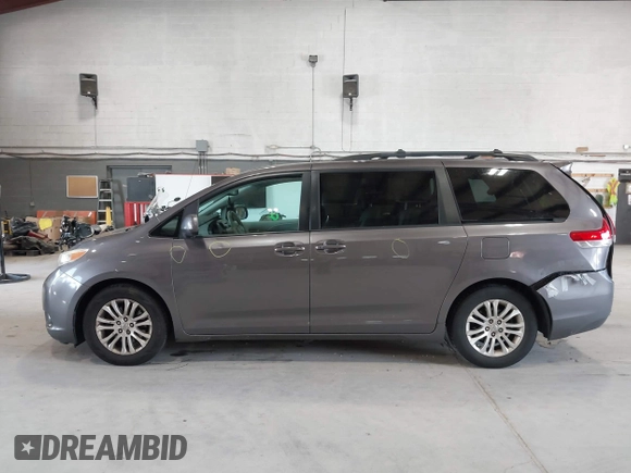 2011 Toyota Sienna XLE AAS z VIN 5TDYK3DC9BS086170, wystawiony jako IAAI lot #42596944 z przebiegiem 156 813 mil mil oraz . Historia ofert i sprzedaży dostępna na DreamBid. Obrazek 14.