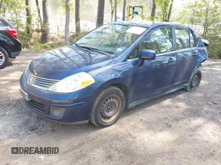 2008 Nissan Versa S z VIN 3N1BC11E08L459840, wystawiony jako IAAI lot #42070824 z przebiegiem 38 686 mil mil oraz . Historia ofert i sprzedaży dostępna na DreamBid. Obrazek 2.