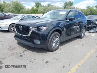 2024 Mazda CX-90 Preferred Plus z VIN JM3KKCHD8R1112555, wystawiony jako IAAI lot #42260744 z przebiegiem 16 528 mil mil oraz . Historia ofert i sprzedaży dostępna na DreamBid. Obrazek 2.