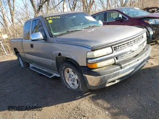 2000 Chevrolet Silverado 1500 LS with VIN 2GCEC19TXY1399466, listed as a IAAI auction lot 41814297 with 275,725 mi miles. Bid and sale history available at carsss.com. Image 1.