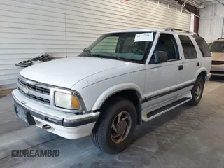 1995 Chevrolet Blazer with VIN 1GNDT13W0S2182537, listed as a IAAI auction lot 42647704 with 288,515 mi miles and . Bid and sale history available at DreamBid. Image 2.