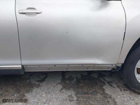 2011 Toyota Highlander with VIN 5TDZK3EH9BS030051, listed as a IAAI auction lot 41436897 with 253,513 mi miles. Bid and sale history available at carsss.com. Image 20.