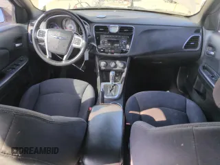 2014 Chrysler 200 Touring z VIN 1C3CCBBB7EN137644, wystawiony jako Copart lot #56254025 z przebiegiem 86 487 mil mil oraz Szkody całkowita. Historia ofert i sprzedaży dostępna na DreamBid. Obrazek 8.
