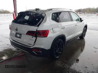 2023 Volkswagen Taos SE z VIN 3VVNX7B22PM315903, wystawiony jako IAAI lot #41305234 z przebiegiem 14 321 mil mil oraz . Historia ofert i sprzedaży dostępna na DreamBid. Obrazek 4.
