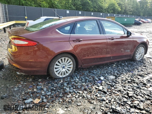2016 Ford Fusion SE Hybrid z VIN 3FA6P0LU5GR377735, wystawiony jako Copart lot #58791955 z przebiegiem 135 798 mil mil oraz Szkoda całkowita • Salvage title. Historia ofert i sprzedaży dostępna na DreamBid. Obrazek 3.