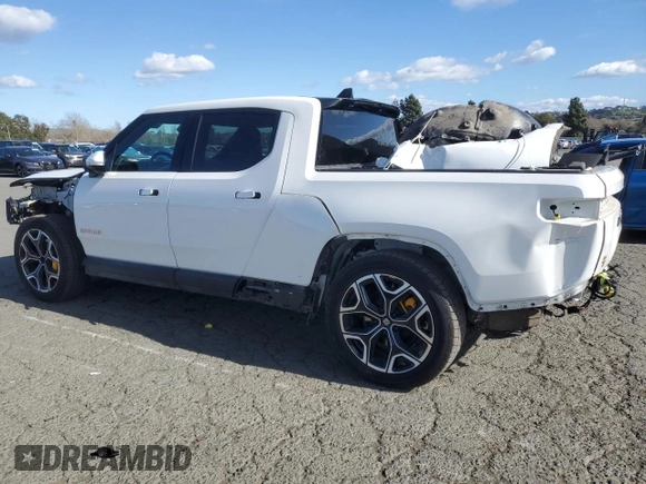 2022 Rivian R1T Launch Edition with VIN 7FCTGAAL7NN005563, listed as a Copart auction lot 47476365 with 39,805 mi miles and Salvage Title. Bid and sale history available at DreamBid. Image 2.