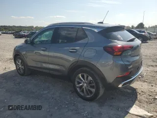 2021 Buick Encore GX Essence z VIN KL4MMFSL8MB077428, wystawiony jako Copart lot #71731754 z przebiegiem 51 432 mil mil oraz Szkoda całkowita • Salvage title. Historia ofert i sprzedaży dostępna na DreamBid. Obrazek 2.