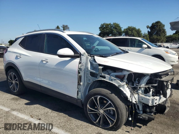 2021 Buick Encore GX Select z VIN KL4MMDS24MB142979, wystawiony jako Copart lot #61198875 z przebiegiem 22 200 mil mil oraz Szkoda całkowita • Salvage title. Historia ofert i sprzedaży dostępna na DreamBid. Obrazek 4.