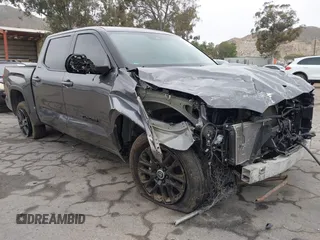 2024 Toyota Tundra Limited z VIN 5TFWA5DB4RX228135, wystawiony jako IAAI lot #42056577 z przebiegiem 4 796 mil mil oraz . Historia ofert i sprzedaży dostępna na DreamBid. Obrazek 1.