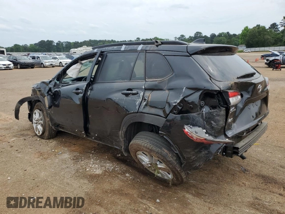 2022 Toyota Corolla Cross LE z VIN 7MUCAAAG9NV024206, wystawiony jako Copart lot #53733855 z przebiegiem 5610 mil mil oraz Szkody całkowita. Historia ofert i sprzedaży dostępna na DreamBid. Obrazek 2.