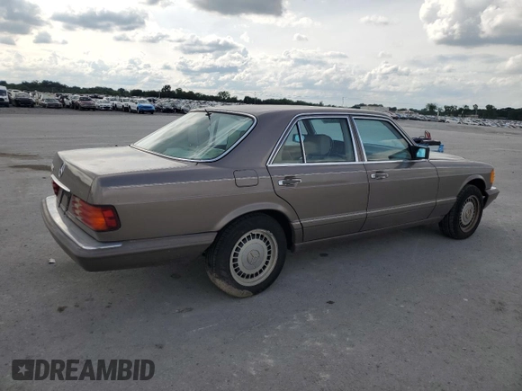 1989 Mercedes-Benz 300 300SE z VIN WDBCA24D1KA433423, wystawiony jako Copart lot #58725775 z przebiegiem 281 775 mil mil oraz Szkoda całkowita • Salvage title. Historia ofert i sprzedaży dostępna na DreamBid. Obrazek 3.