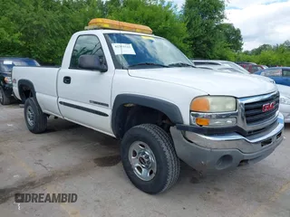 2004 GMC Sierra 2500HD Work Truck z VIN 1GTHK24U94E121902, wystawiony jako IAAI lot #42351522 z przebiegiem 22 221 mil mil oraz . Historia ofert i sprzedaży dostępna na DreamBid. Obrazek 1.