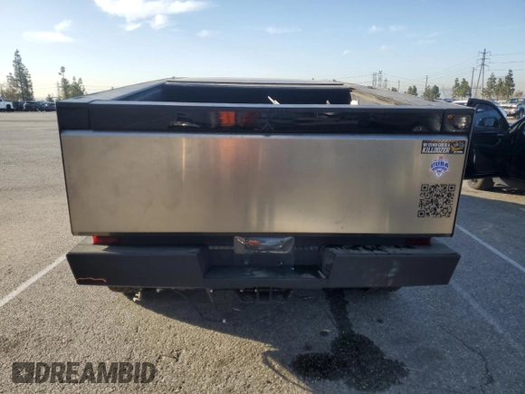 2024 Tesla Cybertruck z VIN 7G2CEHED8RA014228, wystawiony jako Copart lot #49007345 z przebiegiem 10 050 mil mil oraz Szkody całkowita. Historia ofert i sprzedaży dostępna na DreamBid. Obrazek 6.