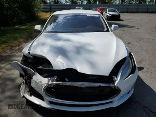 2013 Tesla Model S с VIN 5YJSA1CN3DFP05949, выставлен на аукционе Copart как лот 61244825 с пробегом 174 022 миль миль и Списание • Salvage title. История ставок и продаж доступна на DreamBid. Изображение 5.