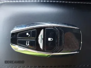 2017 Aston Martin DB11 z VIN SCFRMFAVXHGL02389, wystawiony jako IAAI lot #41664146 z przebiegiem 6 616 mil mil oraz . Historia ofert i sprzedaży dostępna na DreamBid. Obrazek 11.
