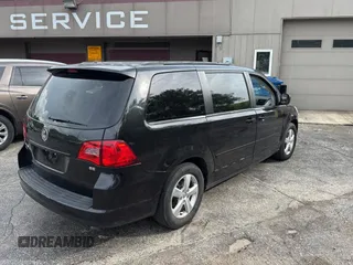 2011 Volkswagen Routan SE z VIN 2V4RW3DG6BR803179, wystawiony jako Copart lot #61144745 z przebiegiem 151 556 mil mil oraz Czysty tytuł • Clean title. Historia ofert i sprzedaży dostępna na DreamBid. Obrazek 4.