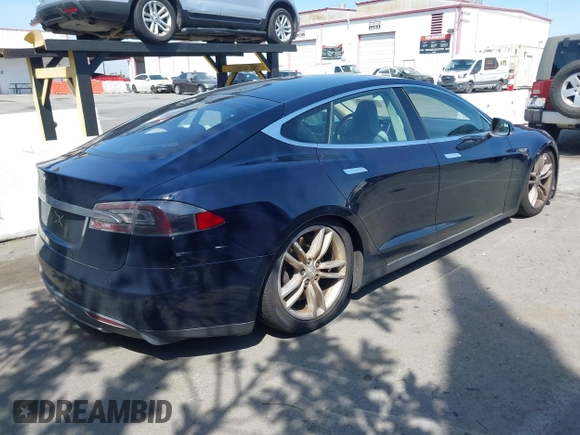 2013 Tesla Model S with VIN 5YJSA1CNXDFP06077, listed as a IAAI auction lot 41958105 with 84,773 mi miles. Bid and sale history available at carsss.com. Image 4.