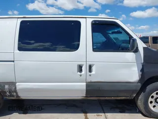 1998 Ford Econoline Cargo z VIN 1FTPE24L0WHA26141, wystawiony jako IAAI lot #42222412 z przebiegiem 345 331 mil mil oraz . Historia ofert i sprzedaży dostępna na DreamBid. Obrazek 13.