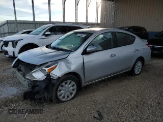 2019 Nissan Versa SV z VIN 3N1CN7AP9KL851273, wystawiony jako Copart lot #85515154 z przebiegiem 80 068 mil mil oraz Czysty tytuł • Clean title. Historia ofert i sprzedaży dostępna na DreamBid. Obrazek 1.