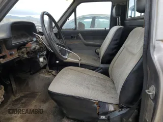 1983 Toyota Pickup z VIN JT4RN48S2D0070935, wystawiony jako Copart lot #50933245 z przebiegiem 50 699 mil mil oraz Czysty tytuł • Clean title. Historia ofert i sprzedaży dostępna na DreamBid. Obrazek 7.