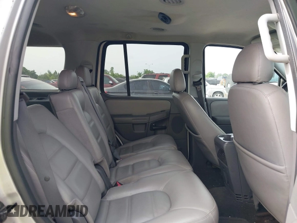 2005 Ford Explorer XLT z VIN 1FMZU63K55ZA15894, wystawiony jako IAAI lot #42262563 z przebiegiem 105 438 mil mil oraz . Historia ofert i sprzedaży dostępna na DreamBid. Obrazek 8.