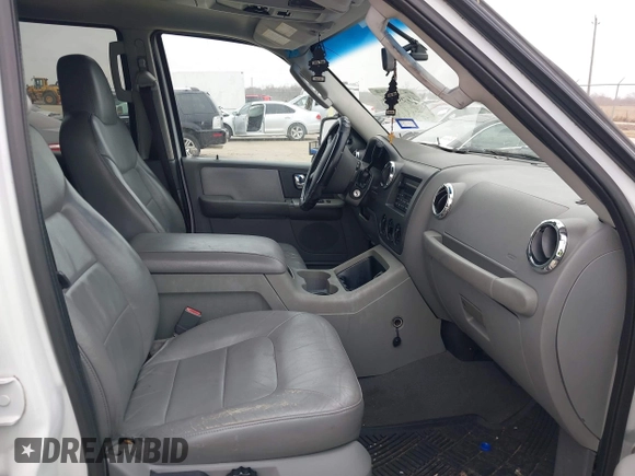 2005 Ford Expedition Special Service with VIN 1FMPU15545LA64623, listed as a IAAI auction lot 41430546 with 310,359 mi miles. Bid and sale history available at carsss.com. Image 5.