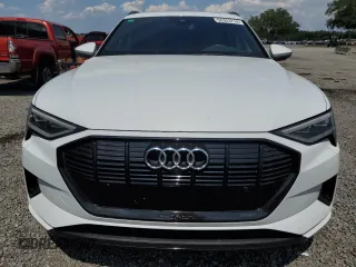 2021 Audi e-tron Premium z VIN WA1AAAGE5MB010441, wystawiony jako Copart lot #56303714 z przebiegiem 30 441 mil mil oraz . Historia ofert i sprzedaży dostępna na DreamBid. Obrazek 5.