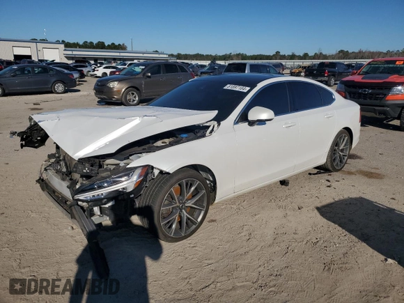 2017 Volvo S90 Momentum z VIN YV1102AK7H1014266, wystawiony jako Copart lot #81897184 z przebiegiem 101 327 mil mil oraz Szkody całkowita. Historia ofert i sprzedaży dostępna na DreamBid. Obrazek 1.