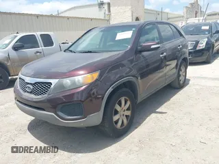 2012 Kia Sorento LX z VIN 5XYKT4A15CG241033, wystawiony jako IAAI lot #42439153 z przebiegiem 248 220 mil mil oraz . Historia ofert i sprzedaży dostępna na DreamBid. Obrazek 2.