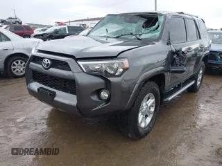 2018 Toyota 4Runner SR5 z VIN JTEBU5JR6J5487132, wystawiony jako IAAI lot #41673630 z przebiegiem 126 697 mil mil oraz . Historia ofert i sprzedaży dostępna na DreamBid. Obrazek 17.