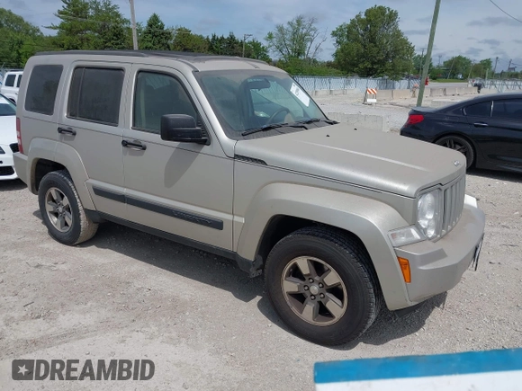 2008 Jeep Liberty Sport z VIN 1J8GN28K68W240382, wystawiony jako IAAI lot #42298960 z przebiegiem 111 480 mil mil oraz . Historia ofert i sprzedaży dostępna na DreamBid. Obrazek 1.