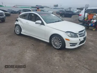 2013 Mercedes-Benz C 250 z VIN WDDGJ4HBXDG008408, wystawiony jako IAAI lot #41489232 z przebiegiem 119 344 mil mil oraz . Historia ofert i sprzedaży dostępna na DreamBid. Obrazek 1.